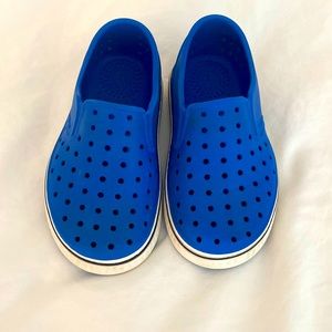 Native “miles” shoes for toddler boys size C9 VCUG